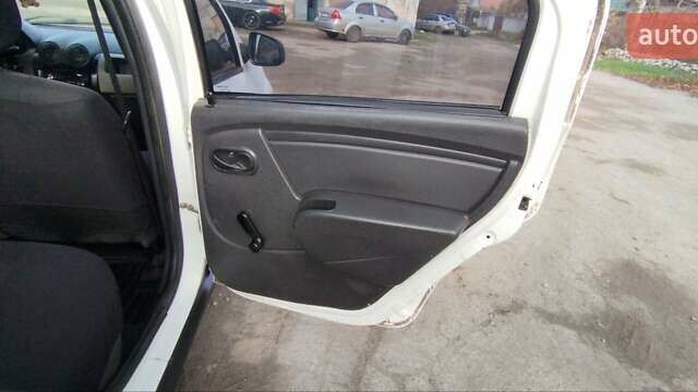 Білий Рено Логан, об'ємом двигуна 1.39 л та пробігом 670 тис. км за 1750 $, фото 10 на Automoto.ua