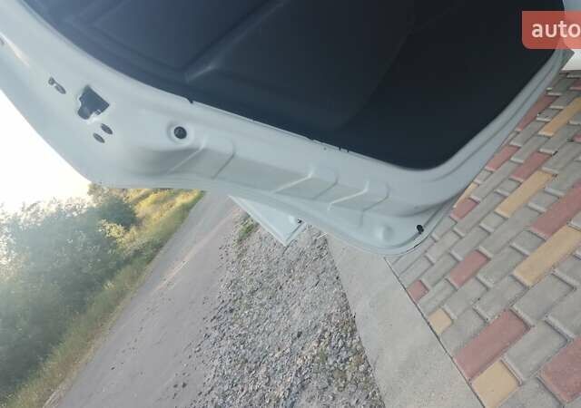 Белый Рено Логан, объемом двигателя 1.4 л и пробегом 333 тыс. км за 3900 $, фото 8 на Automoto.ua