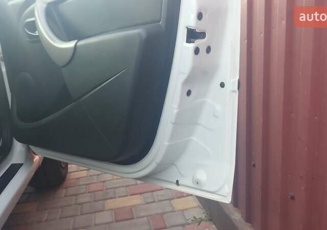 Белый Рено Логан, объемом двигателя 1.4 л и пробегом 333 тыс. км за 3900 $, фото 6 на Automoto.ua