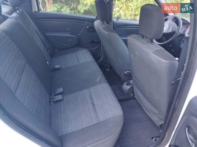 Рено Логан 2011 в Одессе на Automoto.ua Белый Рено Логан, объемом двигателя 0 л и пробегом 220 тыс. км за 3700 $, фото 5 на Automoto.ua