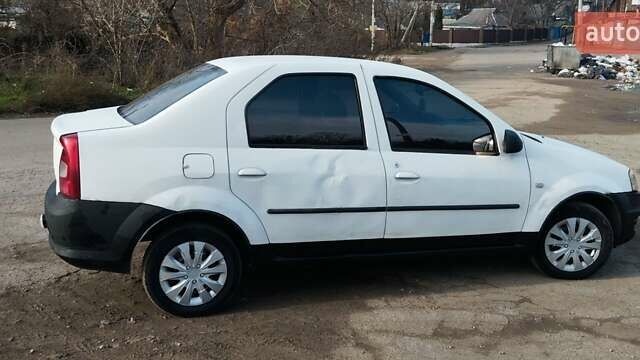 Білий Рено Логан, об'ємом двигуна 1.39 л та пробігом 670 тис. км за 1750 $, фото 4 на Automoto.ua