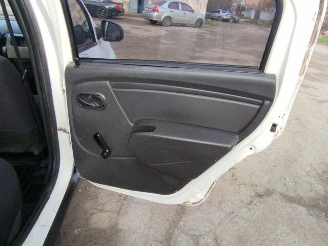 Белый Рено Логан, объемом двигателя 1.4 л и пробегом 670 тыс. км за 1750 $, фото 7 на Automoto.ua