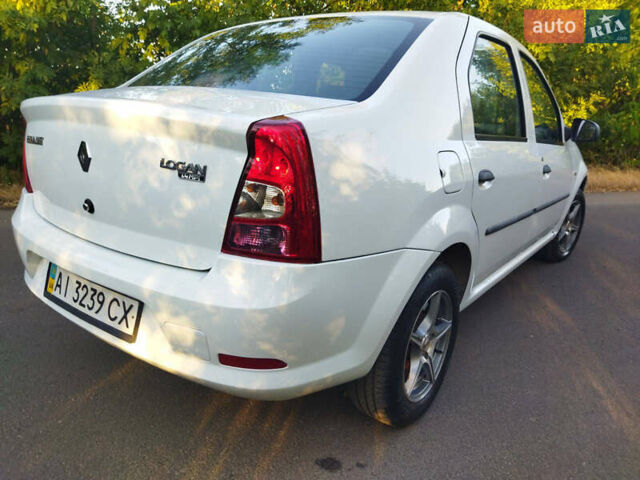 Рено Логан 2011 в Одессе на Automoto.ua Белый Рено Логан, объемом двигателя 0 л и пробегом 220 тыс. км за 3700 $, фото 1 на Automoto.ua