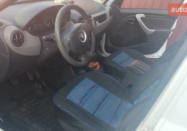 Белый Рено Логан, объемом двигателя 1.4 л и пробегом 333 тыс. км за 3900 $, фото 2 на Automoto.ua