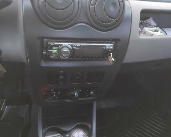 Білий Рено Логан, об'ємом двигуна 1.39 л та пробігом 260 тис. км за 3650 $, фото 12 на Automoto.ua