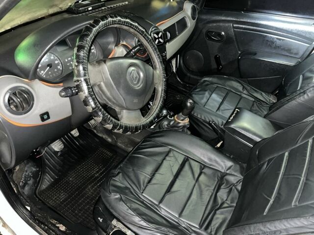 Белый Рено Логан, объемом двигателя 1.4 л и пробегом 2 тыс. км за 3500 $, фото 5 на Automoto.ua