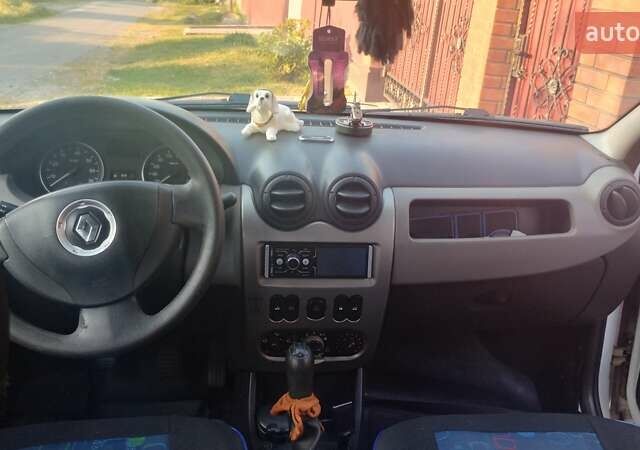 Белый Рено Логан, объемом двигателя 1.4 л и пробегом 333 тыс. км за 3900 $, фото 3 на Automoto.ua