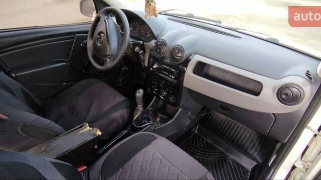 Білий Рено Логан, об'ємом двигуна 1.39 л та пробігом 670 тис. км за 1750 $, фото 7 на Automoto.ua