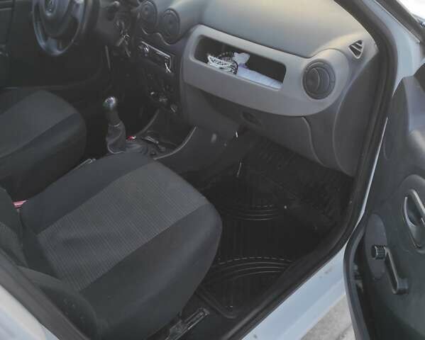 Білий Рено Логан, об'ємом двигуна 1.39 л та пробігом 260 тис. км за 3650 $, фото 10 на Automoto.ua