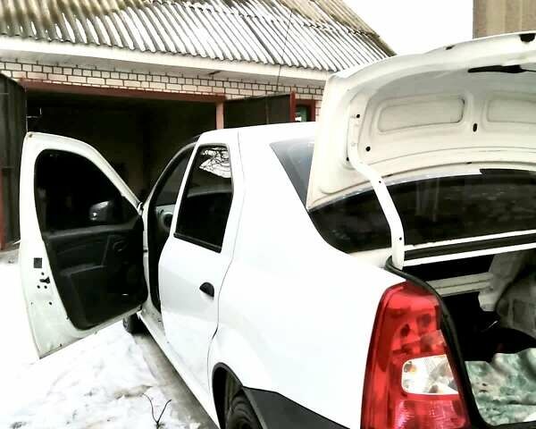 Белый Рено Логан, объемом двигателя 1.4 л и пробегом 110 тыс. км за 4500 $, фото 9 на Automoto.ua