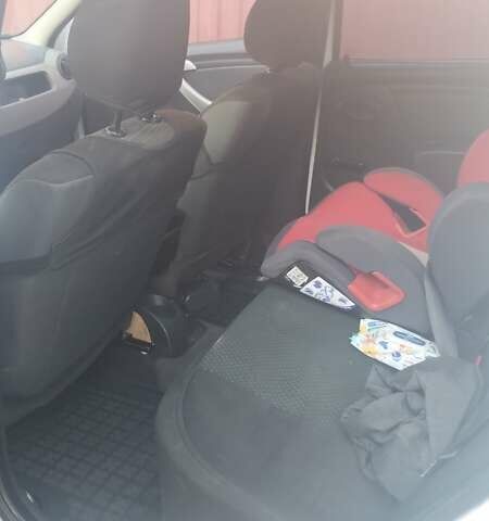 Белый Рено Логан, объемом двигателя 1.4 л и пробегом 333 тыс. км за 3900 $, фото 4 на Automoto.ua