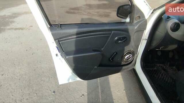 Білий Рено Логан, об'ємом двигуна 1.39 л та пробігом 670 тис. км за 1750 $, фото 9 на Automoto.ua