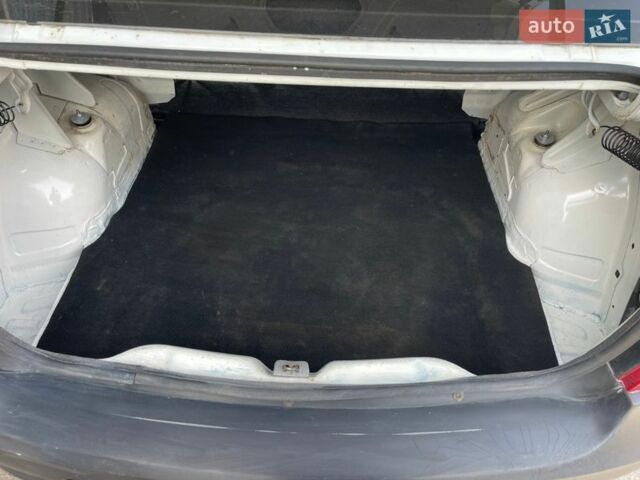 Білий Рено Логан, об'ємом двигуна 1.39 л та пробігом 218 тис. км за 4200 $, фото 5 на Automoto.ua