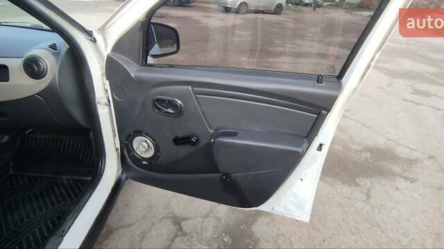 Білий Рено Логан, об'ємом двигуна 1.39 л та пробігом 670 тис. км за 1750 $, фото 8 на Automoto.ua