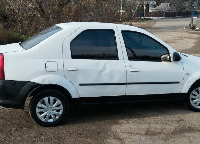 Белый Рено Логан, объемом двигателя 1.4 л и пробегом 670 тыс. км за 1750 $, фото 5 на Automoto.ua