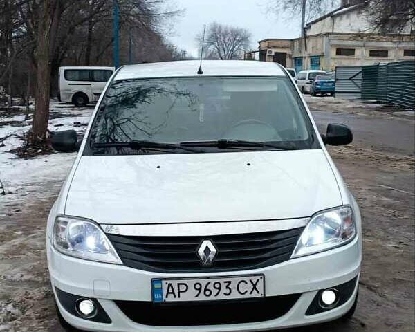 Білий Рено Логан, об'ємом двигуна 1.39 л та пробігом 229 тис. км за 5000 $, фото 1 на Automoto.ua
