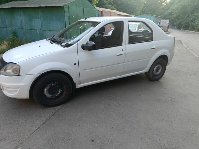 Белый Рено Логан, объемом двигателя 1.4 л и пробегом 300 тыс. км за 3200 $, фото 1 на Automoto.ua