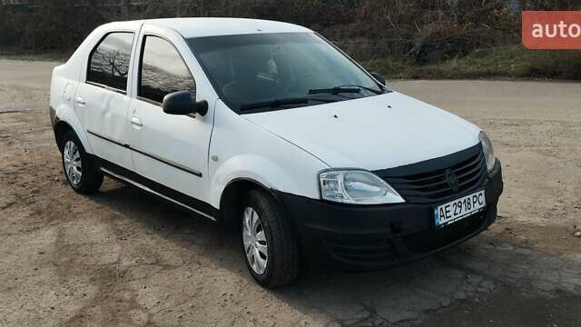 Білий Рено Логан, об'ємом двигуна 1.39 л та пробігом 670 тис. км за 1750 $, фото 3 на Automoto.ua