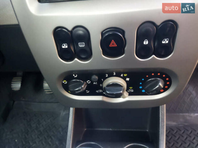 Рено Логан 2011 в Одессе на Automoto.ua Белый Рено Логан, объемом двигателя 0 л и пробегом 220 тыс. км за 3700 $, фото 12 на Automoto.ua