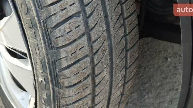 Білий Рено Логан, об'ємом двигуна 1.39 л та пробігом 670 тис. км за 1750 $, фото 12 на Automoto.ua