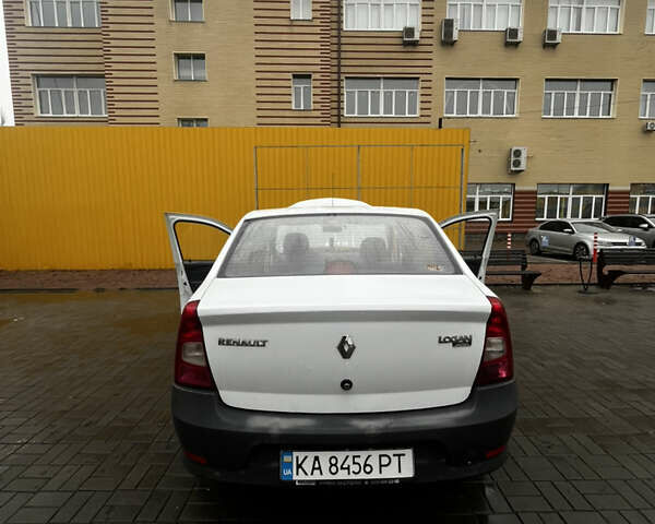Белый Рено Логан, объемом двигателя 1.39 л и пробегом 241 тыс. км за 2700 $, фото 2 на Automoto.ua