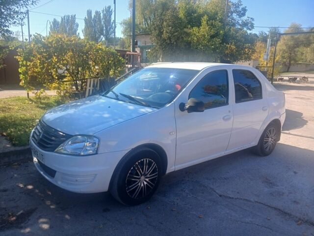 Білий Рено Логан, об'ємом двигуна 1.4 л та пробігом 320 тис. км за 2810 $, фото 1 на Automoto.ua