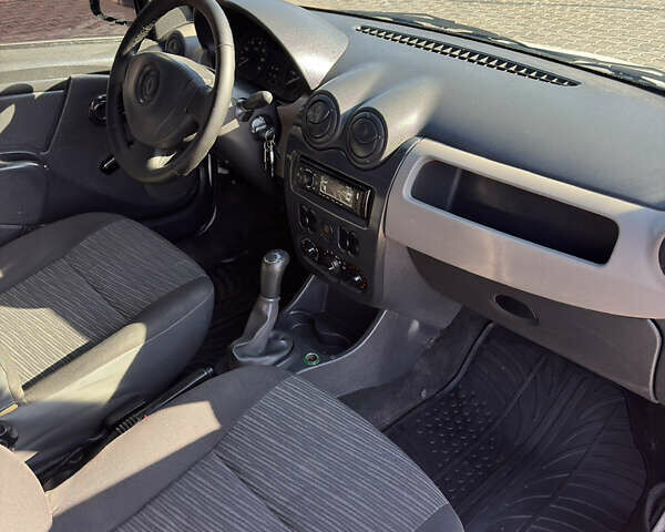 Белый Рено Логан, объемом двигателя 1.39 л и пробегом 252 тыс. км за 4300 $, фото 9 на Automoto.ua