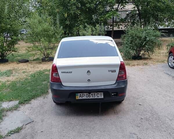 Белый Рено Логан, объемом двигателя 1.39 л и пробегом 520 тыс. км за 4000 $, фото 4 на Automoto.ua