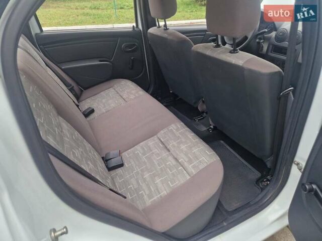 Белый Рено Логан, объемом двигателя 1.39 л и пробегом 53 тыс. км за 5500 $, фото 4 на Automoto.ua