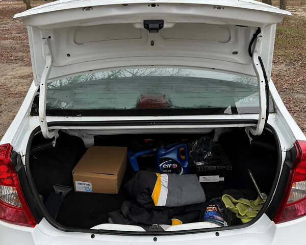 Білий Рено Логан, об'ємом двигуна 1.39 л та пробігом 211 тис. км за 2900 $, фото 8 на Automoto.ua