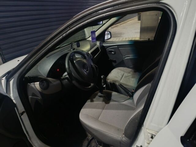 Білий Рено Логан, об'ємом двигуна 1.4 л та пробігом 243 тис. км за 3000 $, фото 11 на Automoto.ua