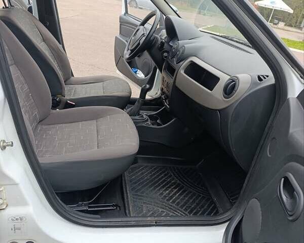 Белый Рено Логан, объемом двигателя 1.39 л и пробегом 146 тыс. км за 3250 $, фото 8 на Automoto.ua