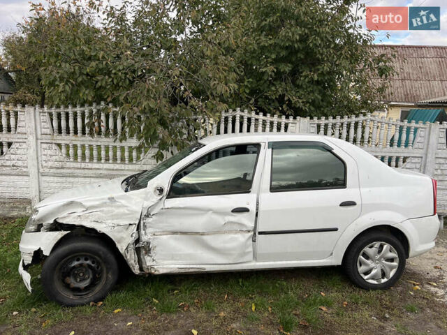 Белый Рено Логан, объемом двигателя 1.39 л и пробегом 250 тыс. км за 2000 $, фото 4 на Automoto.ua