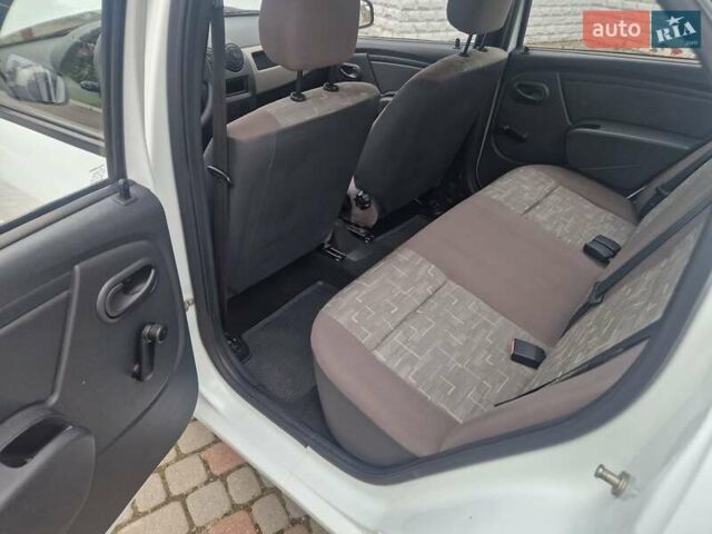 Белый Рено Логан, объемом двигателя 1.39 л и пробегом 53 тыс. км за 5500 $, фото 56 на Automoto.ua