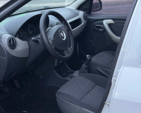 Белый Рено Логан, объемом двигателя 1.4 л и пробегом 108 тыс. км за 4300 $, фото 7 на Automoto.ua