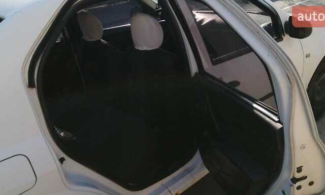 Білий Рено Логан, об'ємом двигуна 1.39 л та пробігом 320 тис. км за 3000 $, фото 15 на Automoto.ua