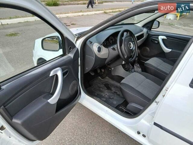 Белый Рено Логан, объемом двигателя 1.39 л и пробегом 192 тыс. км за 5100 $, фото 5 на Automoto.ua