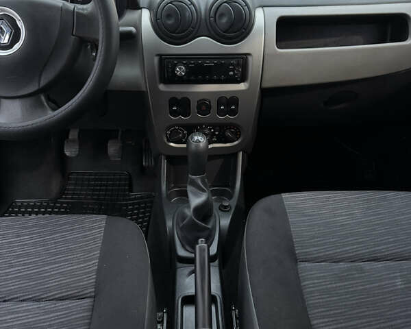 Белый Рено Логан, объемом двигателя 1.4 л и пробегом 108 тыс. км за 4300 $, фото 9 на Automoto.ua