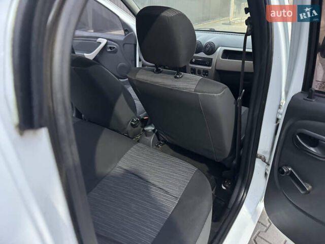 Белый Рено Логан, объемом двигателя 1.4 л и пробегом 108 тыс. км за 4300 $, фото 12 на Automoto.ua