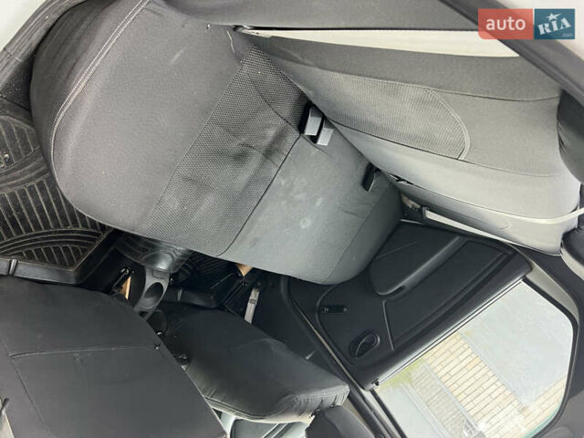 Белый Рено Логан, объемом двигателя 1.39 л и пробегом 250 тыс. км за 2000 $, фото 12 на Automoto.ua