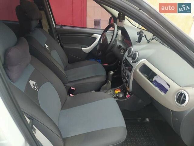 Белый Рено Логан, объемом двигателя 1.5 л и пробегом 130 тыс. км за 5000 $, фото 6 на Automoto.ua