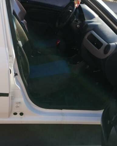 Білий Рено Логан, об'ємом двигуна 1.39 л та пробігом 320 тис. км за 3000 $, фото 7 на Automoto.ua