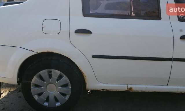 Білий Рено Логан, об'ємом двигуна 1.39 л та пробігом 320 тис. км за 3000 $, фото 9 на Automoto.ua