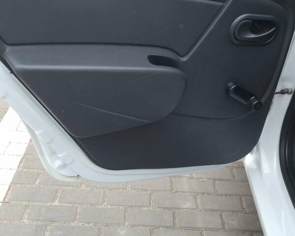 Белый Рено Логан, объемом двигателя 1.46 л и пробегом 130 тыс. км за 5200 $, фото 16 на Automoto.ua