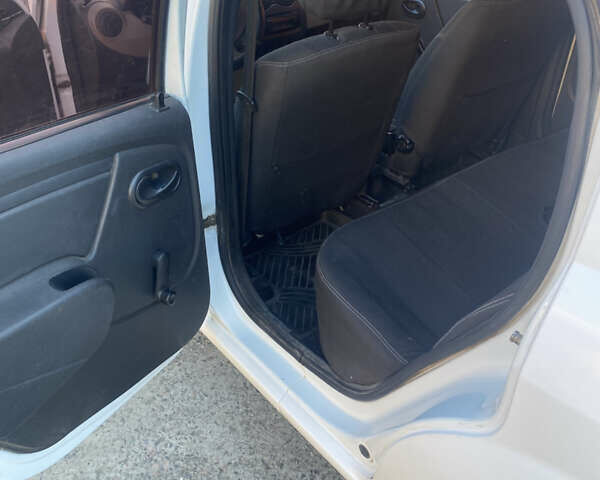 Белый Рено Логан, объемом двигателя 1.4 л и пробегом 262 тыс. км за 3500 $, фото 7 на Automoto.ua