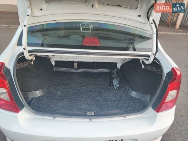 Белый Рено Логан, объемом двигателя 1.46 л и пробегом 196 тыс. км за 5500 $, фото 19 на Automoto.ua