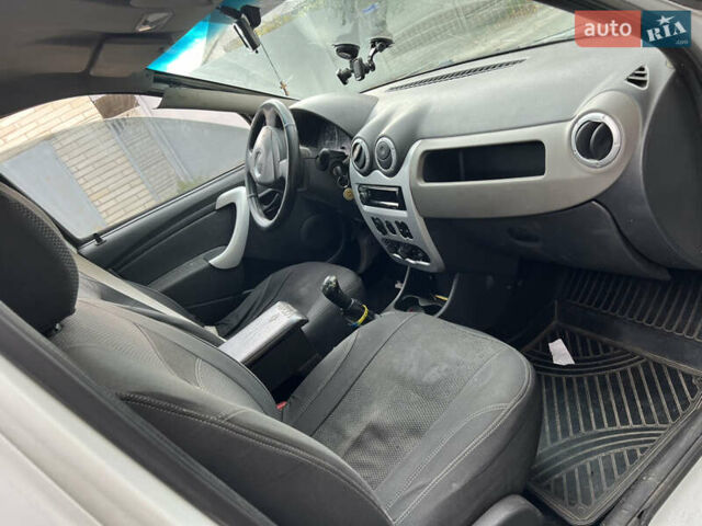 Белый Рено Логан, объемом двигателя 1.39 л и пробегом 250 тыс. км за 2000 $, фото 9 на Automoto.ua