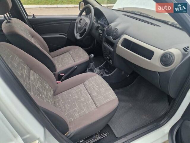 Белый Рено Логан, объемом двигателя 1.39 л и пробегом 53 тыс. км за 5500 $, фото 15 на Automoto.ua