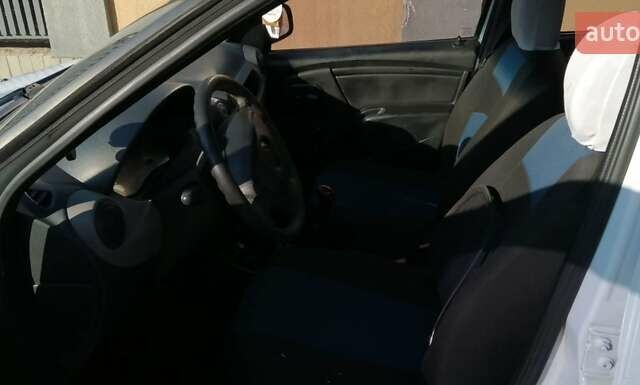 Білий Рено Логан, об'ємом двигуна 1.39 л та пробігом 320 тис. км за 3000 $, фото 13 на Automoto.ua