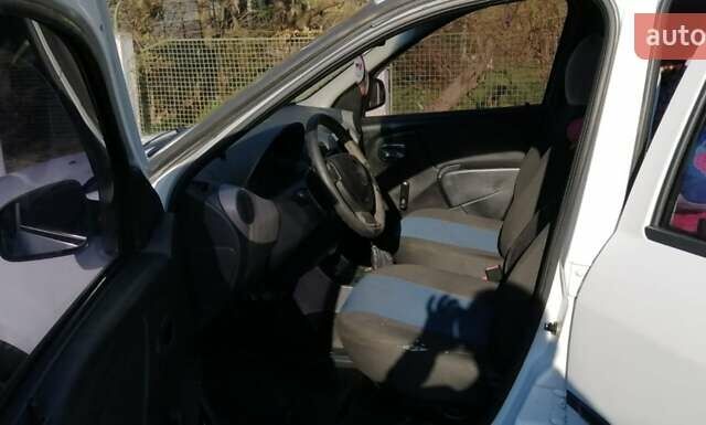 Білий Рено Логан, об'ємом двигуна 1.39 л та пробігом 320 тис. км за 3000 $, фото 3 на Automoto.ua